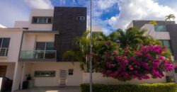 Casa en venta en Residencial Arbolada, Cancún, con doble terreno y alberca