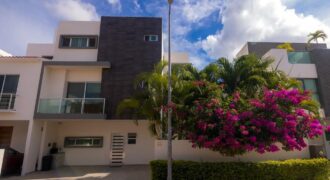 Casa en venta en Residencial Arbolada, Cancún, con doble terreno y alberca