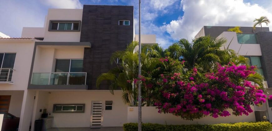 Casa en venta en Residencial Arbolada, Cancún, con doble terreno y alberca