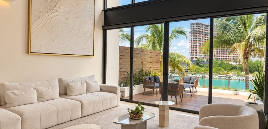Casa en venta en Marina Canal Homes, Puerto Cancún, frente al canal