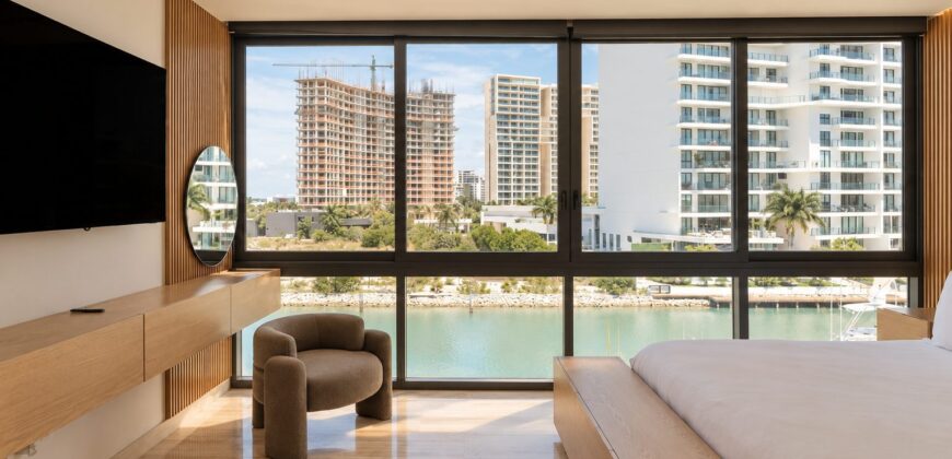 Casa en venta en Marina Canal Homes, Puerto Cancún, frente al canal
