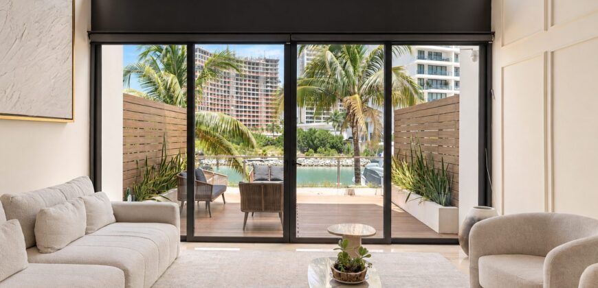 Casa en venta en Marina Canal Homes, Puerto Cancún, frente al canal