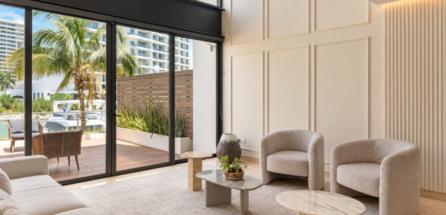 Casa en venta en Marina Canal Homes, Puerto Cancún, frente al canal