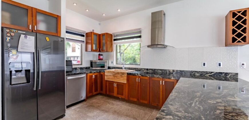 Casa en venta en Residencial Arbolada Cancún, Tulipanes