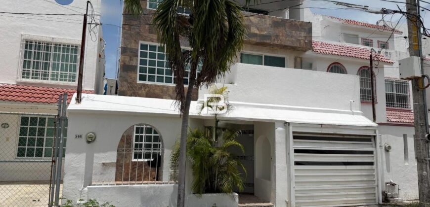 Casa en venta en Supermanzana 50, Cancún con alberca privada