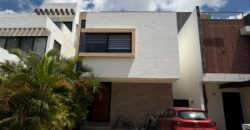 Casa en venta en Paseo de las Fuentes, Cancún, con alberca