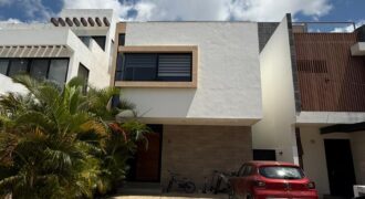 Casa en venta en Paseo de las Fuentes, Cancún, con alberca