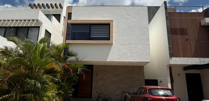 Casa en venta en Paseo de las Fuentes, Cancún, con alberca