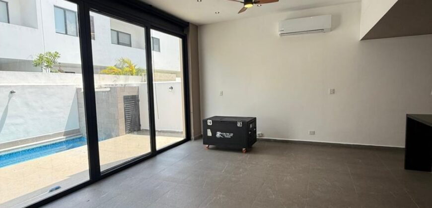 Casa en venta en Paseo de las Fuentes, Cancún, con alberca