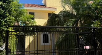 Casa en venta en Supermanzana 46, Cancún, con estudio y terraza