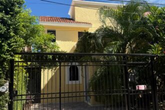 Casa en venta en Supermanzana 46, Cancún, con estudio y terraza