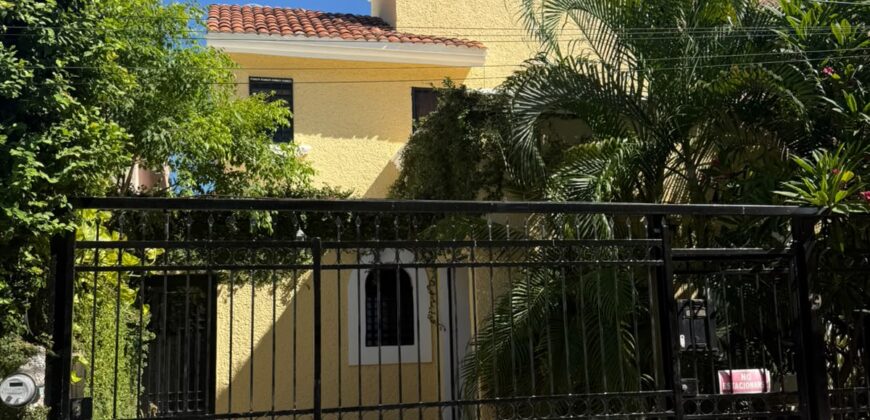 Casa en venta en Supermanzana 46, Cancún, con estudio y terraza