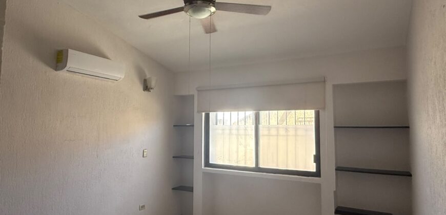 Casa en venta en Supermanzana 46, Cancún, con estudio y terraza