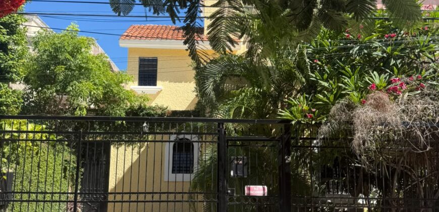 Casa en venta en Supermanzana 46, Cancún, con estudio y terraza