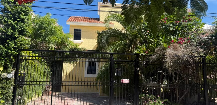 Casa en venta en Supermanzana 46, Cancún, con estudio y terraza