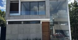 Casa en venta en Vía Cumbres, Cancún, con alberca y cascadas