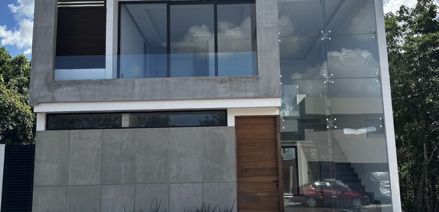 Casa en venta en Vía Cumbres, Cancún, con alberca y cascadas