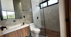 Casa en venta en Vía Cumbres, Cancún, con alberca y cascadas