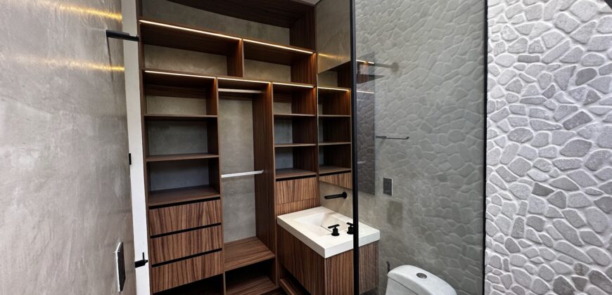 Casa en venta en Vía Cumbres, Cancún, con alberca y cascadas