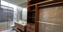 Casa en venta en Vía Cumbres, Cancún, con alberca y cascadas