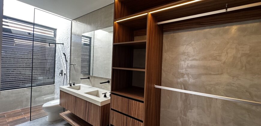 Casa en venta en Vía Cumbres, Cancún, con alberca y cascadas