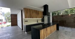Casa en venta en Vía Cumbres, Cancún, con alberca y cascadas