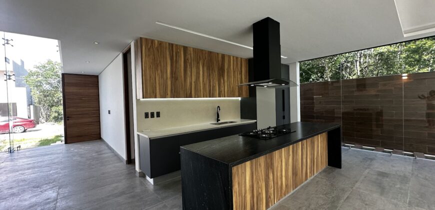 Casa en venta en Vía Cumbres, Cancún, con alberca y cascadas