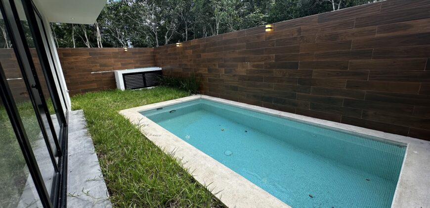 Casa en venta en Vía Cumbres, Cancún, con alberca y cascadas