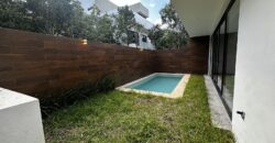Casa en venta en Vía Cumbres, Cancún, con alberca y cascadas