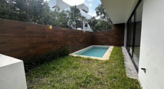 Casa en venta en Vía Cumbres, Cancún, con alberca y cascadas