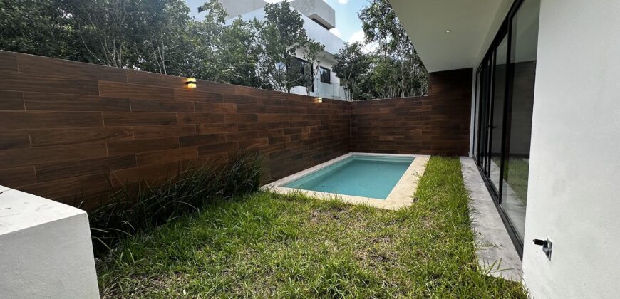 Casa en venta en Vía Cumbres, Cancún, con alberca y cascadas