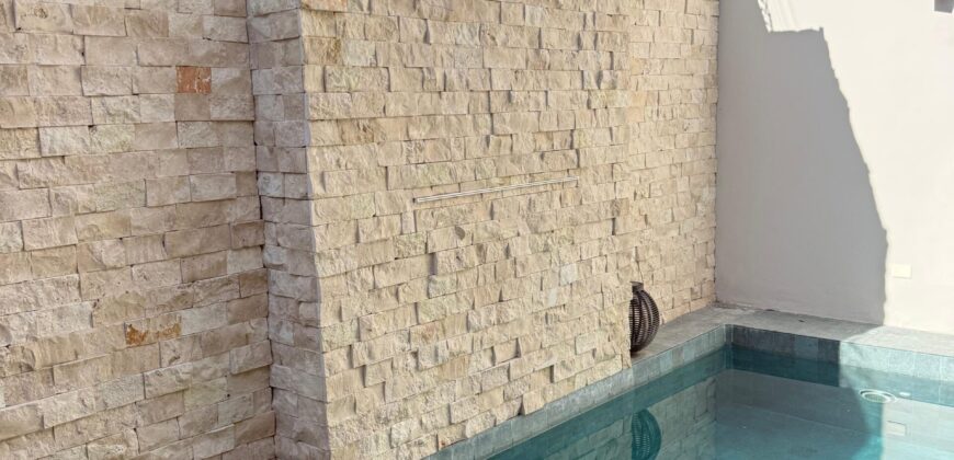 Casa en venta en Vía Cumbres, Cancún, con cuatro recámaras y alberca