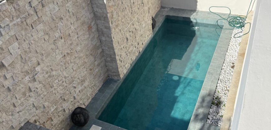 Casa en venta en Vía Cumbres, Cancún, con cuatro recámaras y alberca