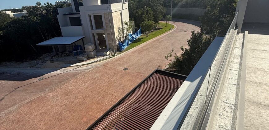 Casa en venta en Vía Cumbres, Cancún, con cuatro recámaras y alberca