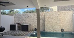 Casa en venta en Vía Cumbres, Cancún, con cuatro recámaras y alberca