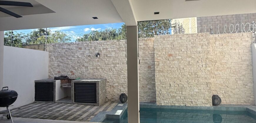 Casa en venta en Vía Cumbres, Cancún, con cuatro recámaras y alberca