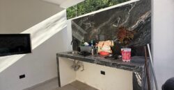Casa en venta en Vía Cumbres, Cancún, con cuatro recámaras y alberca