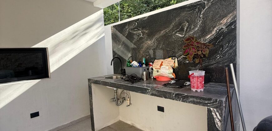 Casa en venta en Vía Cumbres, Cancún, con cuatro recámaras y alberca