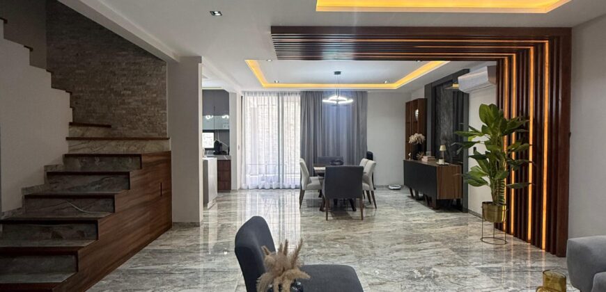 Casa en venta en Vía Cumbres, Cancún, con cuatro recámaras y alberca