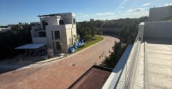 Casa en venta en Vía Cumbres, Cancún, con cuatro recámaras y alberca