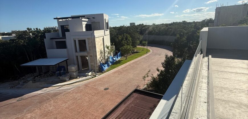 Casa en venta en Vía Cumbres, Cancún, con cuatro recámaras y alberca