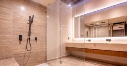 Casa de tres niveles en venta en La Marina Puerto Cancún, frente al canal