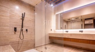 Casa de tres niveles en venta en La Marina Puerto Cancún, frente al canal