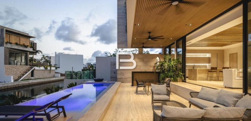 Casa amueblada en venta en Laguna II, Puerto Cancún con muelle privado