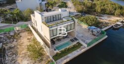 Casa amueblada en venta en Laguna II, Puerto Cancún con muelle privado