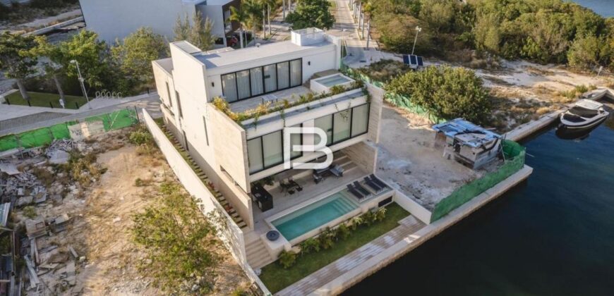 Casa amueblada en venta en Laguna II, Puerto Cancún con muelle privado