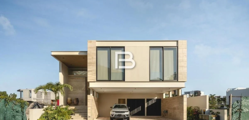 Casa amueblada en venta en Laguna II, Puerto Cancún con muelle privado