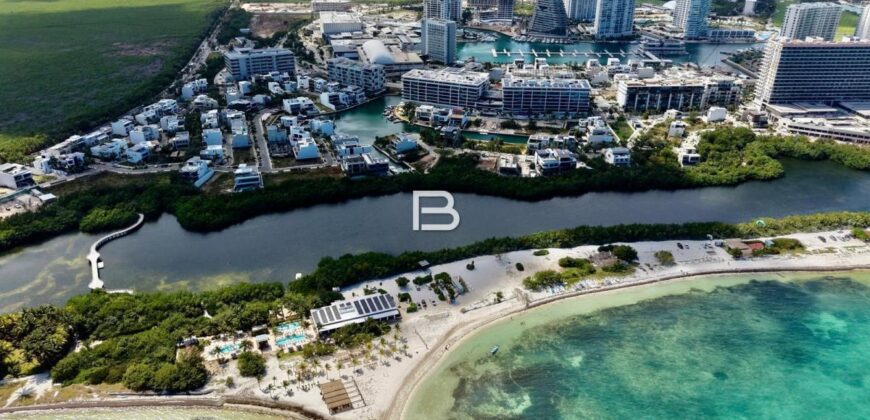 Casa amueblada en venta en Laguna II, Puerto Cancún con muelle privado