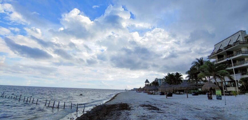 Terreno hotelero frente al mar en venta en Puerto Morelos, 1,600 m²