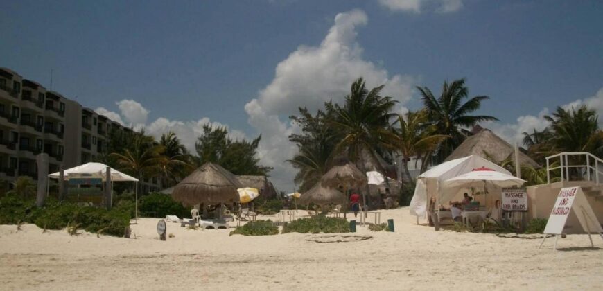 Terreno hotelero frente al mar en venta en Puerto Morelos, 1,600 m²